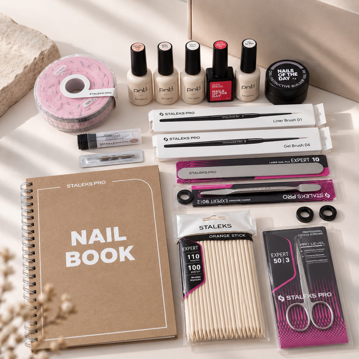 Propuesta visual del kit de iniciación con productos, pinceles, limas y herramientas de manicura